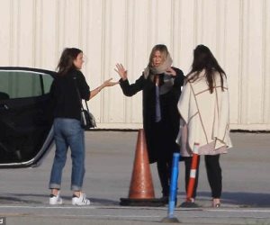 جينيفر أنيستون تسقبل صديقاتها بالقبلات والعناق بعد وصولها كاليفورنيا (صور وفيديو)