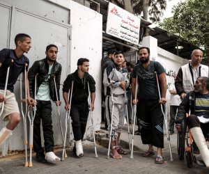 شاهد.. إصابة عشرات الفلسطينين في الأقدام جراء اعتداء قوات الاحتلال على مسيرات العودة