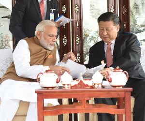 الرئيس الصيني ورئيس الوزراء الهندي يتفقان على خفض التوتر الحدودي بين البلدين(صور )