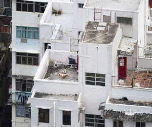 أسلوب حياة.. سكان هونج كونج يستغلون أسطح المنازل للراحة وكسب الرزق