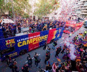 جماهير برشلونة تحتفل بالثنائية الثامنة في تاريخ البارسا و تودع الرسام إنيستا (صور و فيديو )