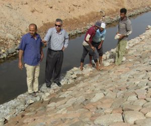 رئيس أبو رديس يتفقد عملية تدبيش وتجميل مصب السيل (صور)
