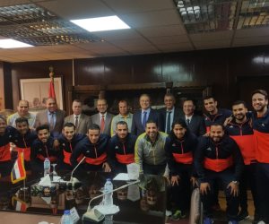 محمد شاكر يكرم فريق كرة القدم بشركة كهرباء القاهرة بعد فوزه ببطولة العرب (صور)