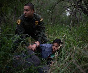 اعتقال المئات من المهاجرين بعد اجتيازهم الحدود الأمريكية من المكسيك (صور)