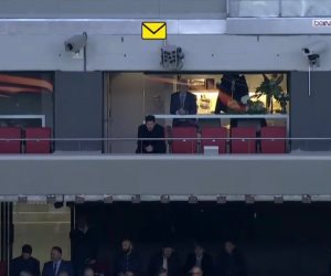 بعد طرده في الذهاب.. سيميوني يشاهد فريقه أتليتكو مدريد أمام أرسنال من المدرجات (صور)