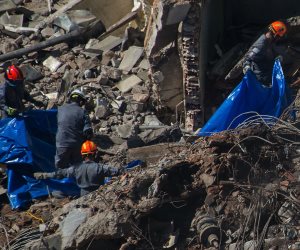 السلطات البرازيلية تواصل البحث عن 44 مفقودا تحت أنقاض مبنى مكون من 26 طابقا (صور)