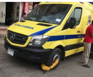 "كلبشة "سيارة إسعاف أثناء انتظارها لنقل مصاب بالمنيا ومطالبات بالتحقيق في الواقعة  (صور)