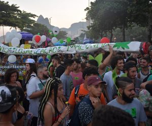 مظاهرات فى البرازيل وكولومبيا تطالب بتقنين مخدر «الماريجوانا».. (صور)