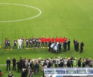رئيس فرنسا يحيي لاعبي باريس وليزيربيي من أرضية الملعب بنهائي الكأس (صور)