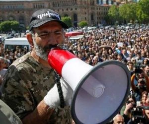 المعارضة الأرمينية تحتشد أمام البرلمان تزامنا مع اختيار رئيس للوزراء
