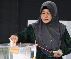 بدء الانتخابات العامة في ماليزيا.. وإقبال مكثف على مراكز الاقتراع (صور)