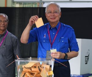 رئيس وزراء ماليزيا يدلي بصوته في الانتخابات العامة (صور)