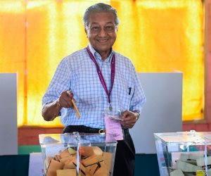 مهاتير محمد رئيس وزراء ماليزيا السابق يدلي بصوته في الانتخابات العامة (صور)