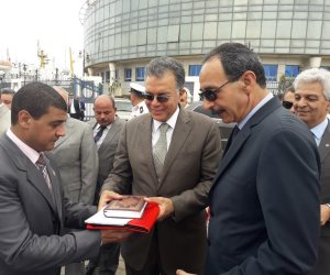 وزير النقل يرفع علم مصر على أحدث قاطرتين بميناء الإسكندرية (صور)
