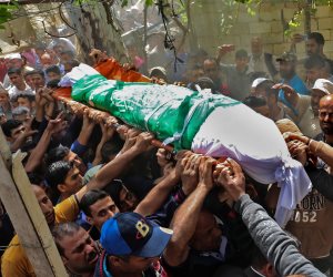 استشهاد فلسطينيين وإصابة آخر فى قصف مدفعى إسرائيلى بقطاع غزة