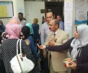 عميد «دار علوم» القاهرة يستقبل الطلاب بالحلوى قبل أداء الامتحانات