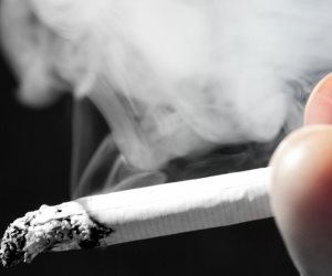 تحذير الآباء.. "الصحة" تكشف خطورة التدخين فى المنازل على الأطفال