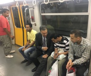 هشام عرفات بالمترو.. ماذا كان يفعل وزير النقل في محطات الخط الثالث؟ (صور) 