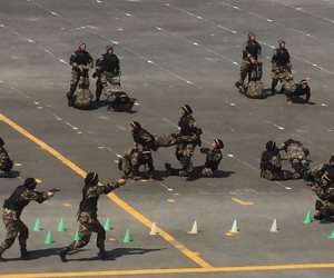 سيدات معهد تدريب القوات الخاصة يستعرضن مهارة الاقتحام واستعمال السلاح (صور)