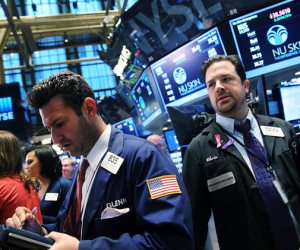 الأسهم الأمريكية تفتح مرتفعة مع انحسار توترات التجارة