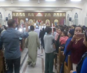 حشود هائلة بكنيسة «العور» بالمنيا لاستقبال رفات شهداء ليبيا (صور)