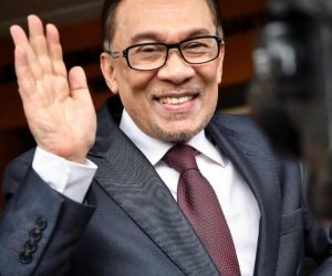 الزعيم الماليزي أنور إبراهيم يقول إنه سيمنح تأييده الكامل لمهاتير