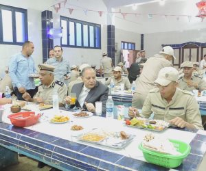 مدير أمن كفر الشيخ يتناول طعام الإفطار مع المجندين..ويطمئن على السيولة المرورية بالشوارع  (  فيديو وصور  ) 