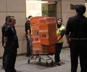 ماليزيا تصادر حقائب خلال مداهمة شقق أقارب رئيس وزراءها السابق (صور)