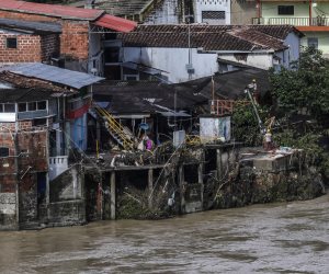 الفيضانات تجبر كولومبيا على إجلاء السكان على طول ضفتى نهر «كوكا» (صور)