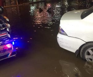 غرق شوارع حي المنتزة بالزقازيق فى الشرقية بسبب كسر حنفية مطافئ 