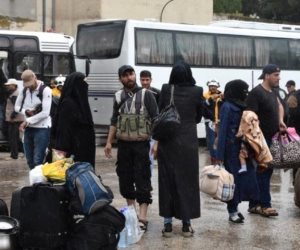 وصول قافلة تقل نحو 400 طفل وامرأة من مخيم اليرموك إلى إدلب شمالى سوريا