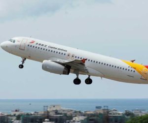 طائرة صينية تعود أدراجها بعد ساعة من الاقلاع بسبب ظهور شقوق فى نافذة