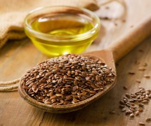 خليه دايما في مطبخك.. زيت بذر الكتان يعالج السكر ويذيب الدهون ويقي من السرطان