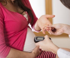 الأمومة تبدأ من الجلوكوز.. 3 أسباب لسكر الحمل و10 أعراض تساعدك على اكتشافه مبكرا "صور "