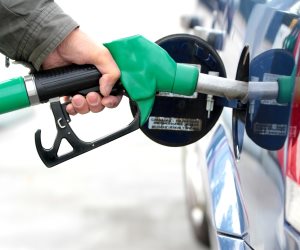 «طوابير السيارات» تحتل محطات البنزين في فرنسا بسبب أزمة الوقود