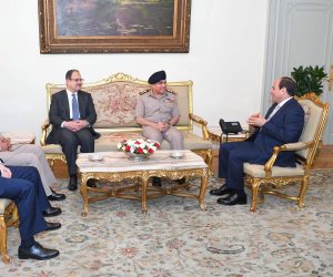 صورة بألف كلمة.. عندما اجتمع السيسي بوزراء الدفاع والداخلية «سابقا وحاليا» (صور)