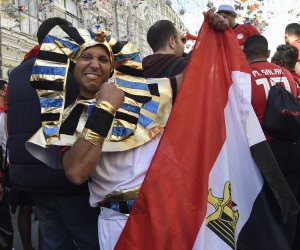 الجماهير المصرية تشعل شوارع روسيا.. هتافات «مو صلاح» تثير رعب الدب الروسي (فيديو)