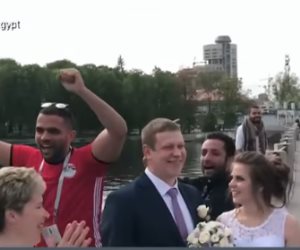 هل يتزوج الروس على طريقة مصر قريبا؟.. شاهد ما فعله مشجعون مصريون في موسكو (فيديو)