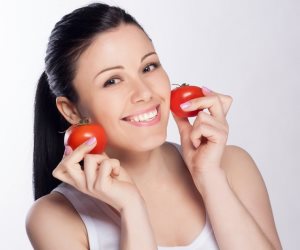 مجنونة بس مفيدة.. 3 وصفات طبيعية من عصير الطماطم للعناية بجمال وصحة الشعر