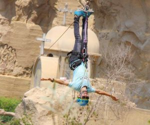 لعشاق الإثارة والمغامرة.. أخطر ألعاب «دير سمعان» في المقطم (صور)