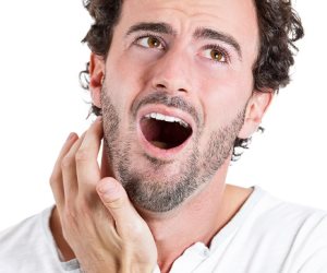 علشان ألم الأسنان صعب.. 7 علامات تؤكد إصابتك بخراج في الفم تعرف عليها