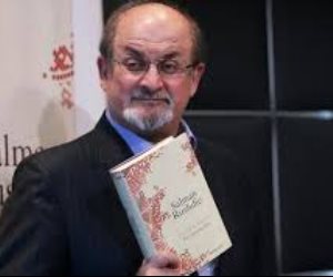 طعن سلمان رشدي في رقبته وشرطة نيويورك ألقت القبض على الجاني