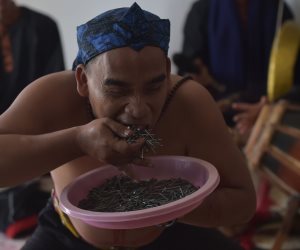 الموت من أجل الحياة في إندونسيا: التهام المسامير والضرب بالسكاكين (صور)