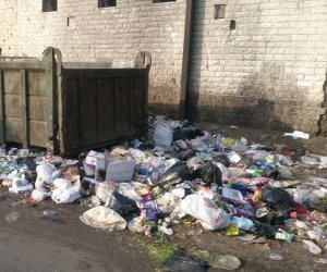 "الزبالة" تهزم الجميع.. أكوام القمامة تملأ الشوارع فى غياب المحليات