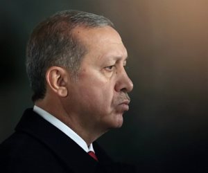 العقوبات الأمريكية تقصم ظهر أردوغان.. هل يحل بيع «الجنسية» أزمة أنقرة الاقتصادية؟
