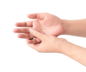 هل تعاني من آلام في معصم اليد؟.. إليك 10 نصائح منزلية «فيهم الحل»