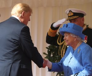 خروقات بروتوكولية و«وقاحة» مع الملكلة إليزابيث.. ترامب يثير غضب الإنجليز