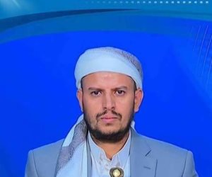 «نيو ستايل».. الحوثى يحارب الجيش اليمني والتحالف العربي بـ«عمامة جديدة»