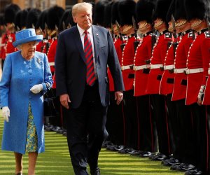 4 أخطاء بروتوكولية لرئيس أمريكا في بريطانيا.. هل فشل ترامب في حضرة الملكة؟