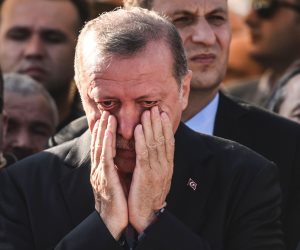 أولى أزمات الرئيس التركي عام 2021.. الديكتاتور العثماني يهين المرآة التركية المحجبة 